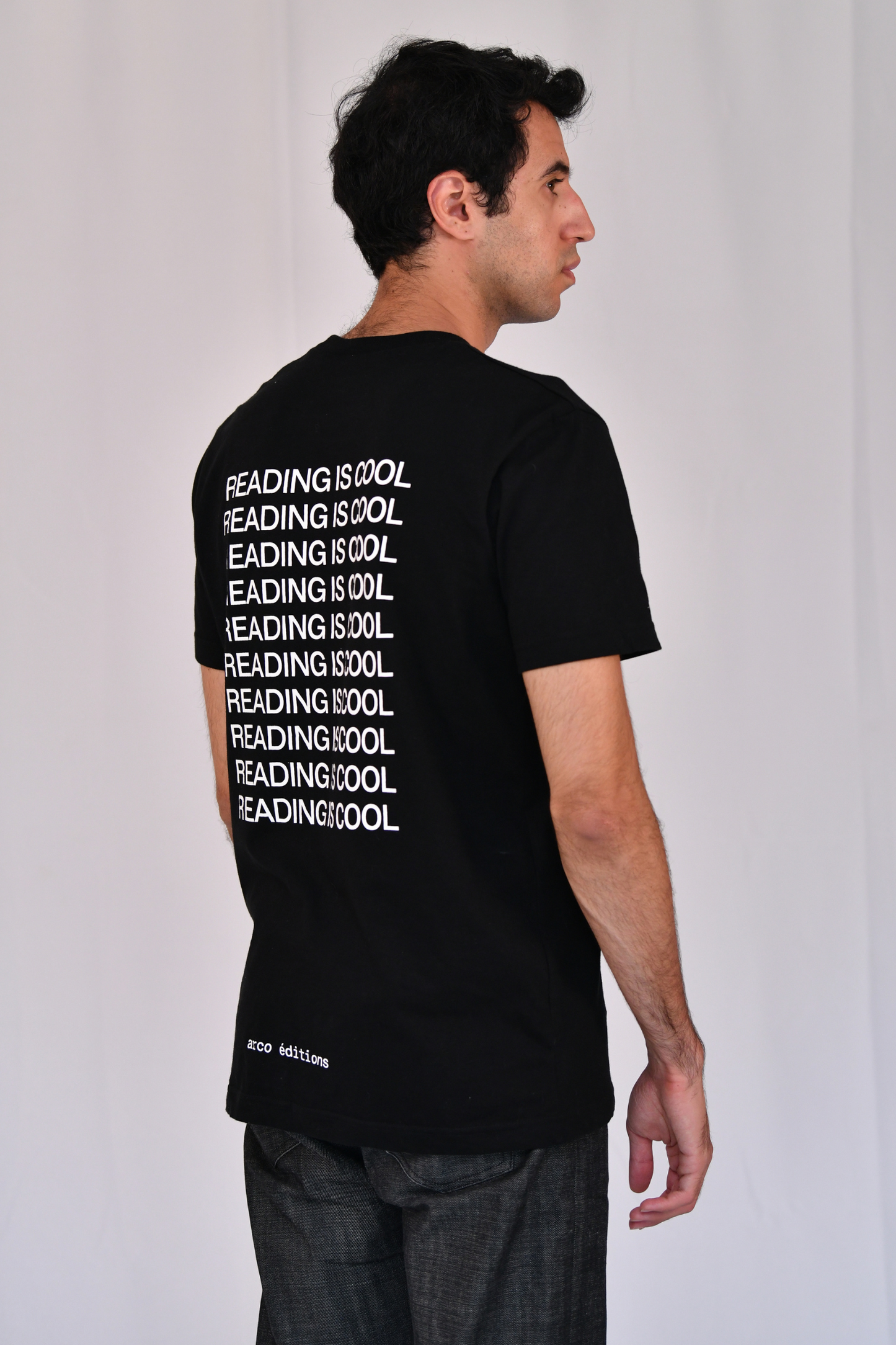 T shirt READING IS COOL